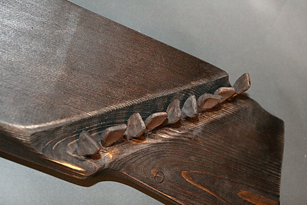 Деревянные колки гуслей изготовлены из самшита
